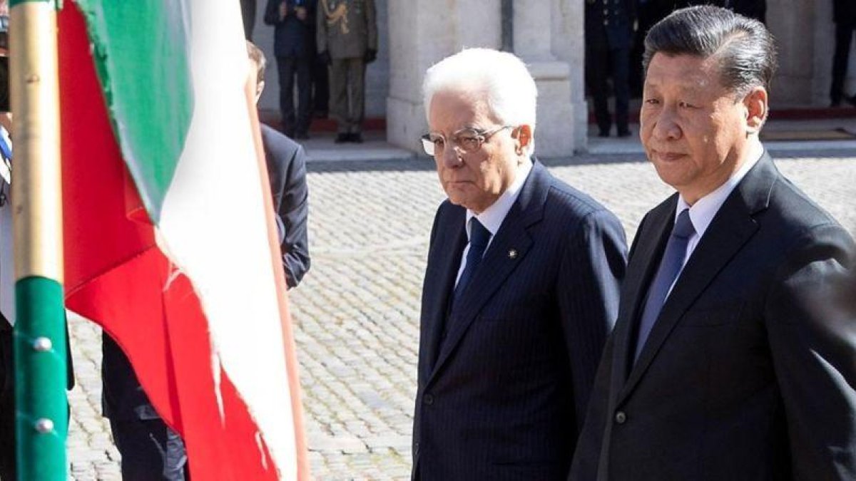 Mattarella y Xin pasan revista a la Guardia de Honor italiana en el palacio presidencial Quirinale, en Roma.-AFP