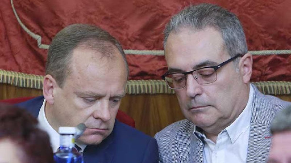 Fernando Martínez-Acitores y Ángel Martín, concejales de vox en el Ayuntamiento de Burgos. ECB
