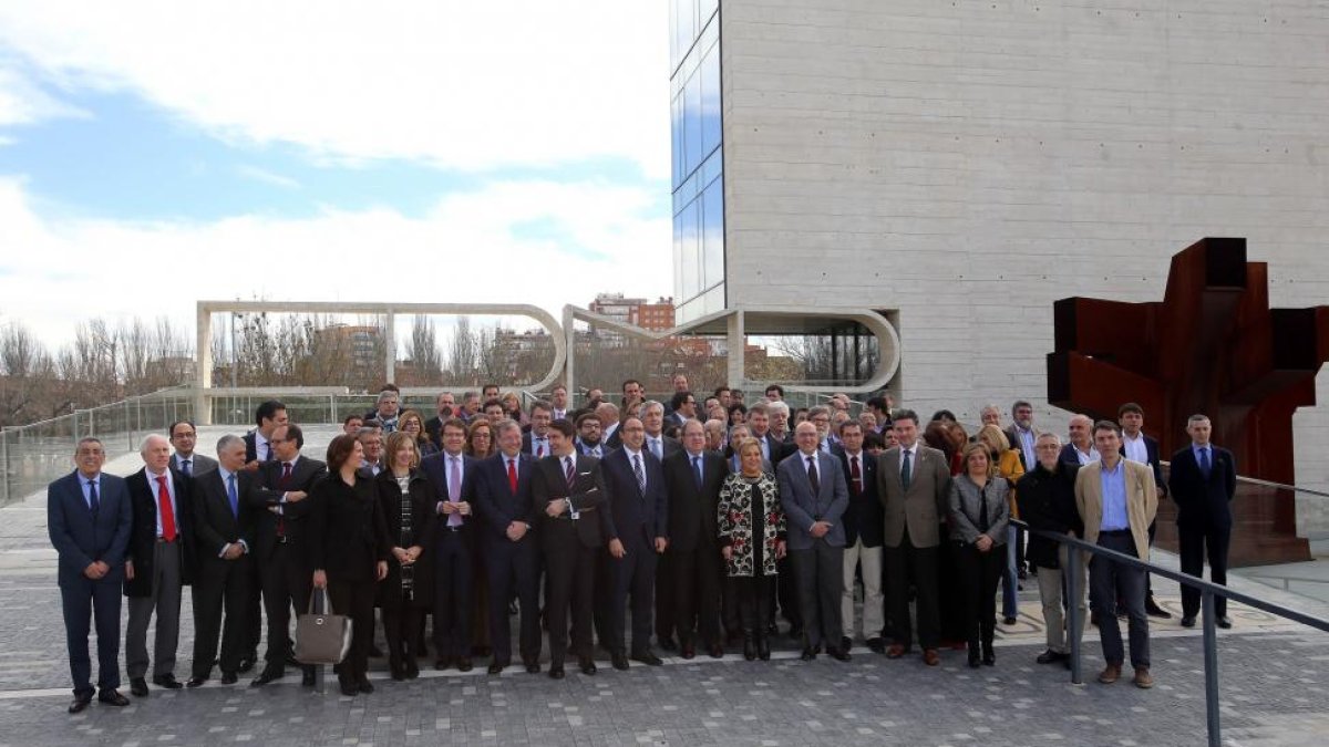 El presidente de la Junta de Castilla y León, Juan Vicente Herrera, posa con los alcaldes y presidentes de diputaciones firmantes del acuerdo del Plan de Empleo Local-ICAL