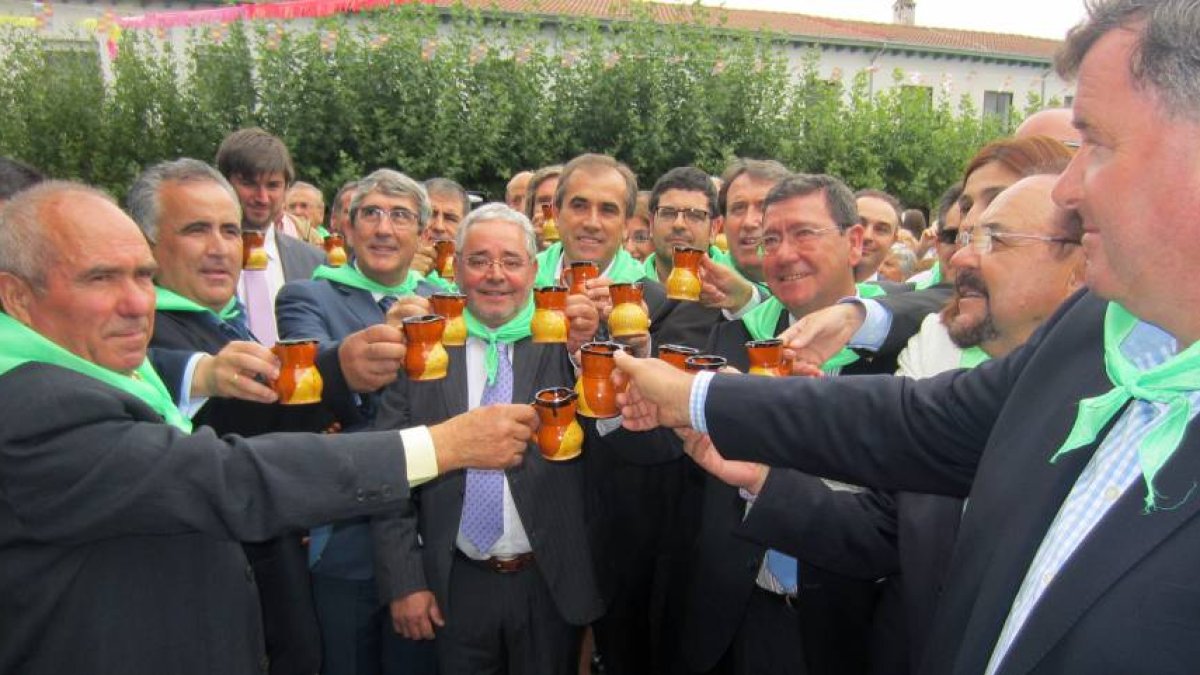 Diferentes autoridades presentes en La Vid brindaron con el primer mosto de la cosecha 2014.-L. V.