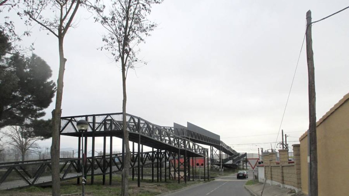 La pasarela lleva años colocada sin poder ser utilizada por los peatones.-E.M.