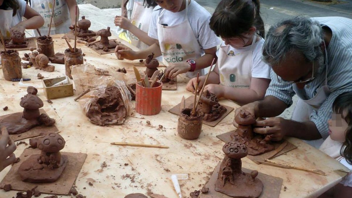Un grupo de jóvenes artistas aprende a modelar bajo las instrucciones de uno de los socios de Coarte.-ECB