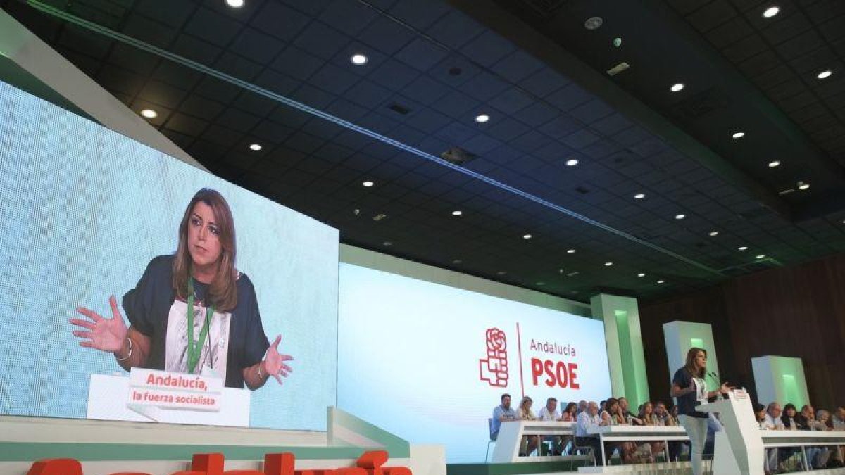 La presidenta andaluza y secretaria general del PSOE-A Susana Diaz durante su intervencion en el 13 Congreso del PSOE Andaluz que se celebran Sevilla.-JULIO MUNOZ (EFE)