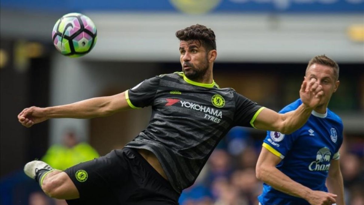 Diego Costa rematando un balón durante el partido Chelsea-Everton.-EFE / PETER POWELL
