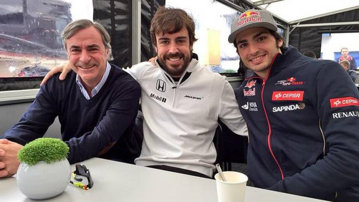 Fernando Alonso, sentado entre Carlos Sainz padre y Carlos Sainz hijo, en el circuito de Jerez.-Foto: TWITTER