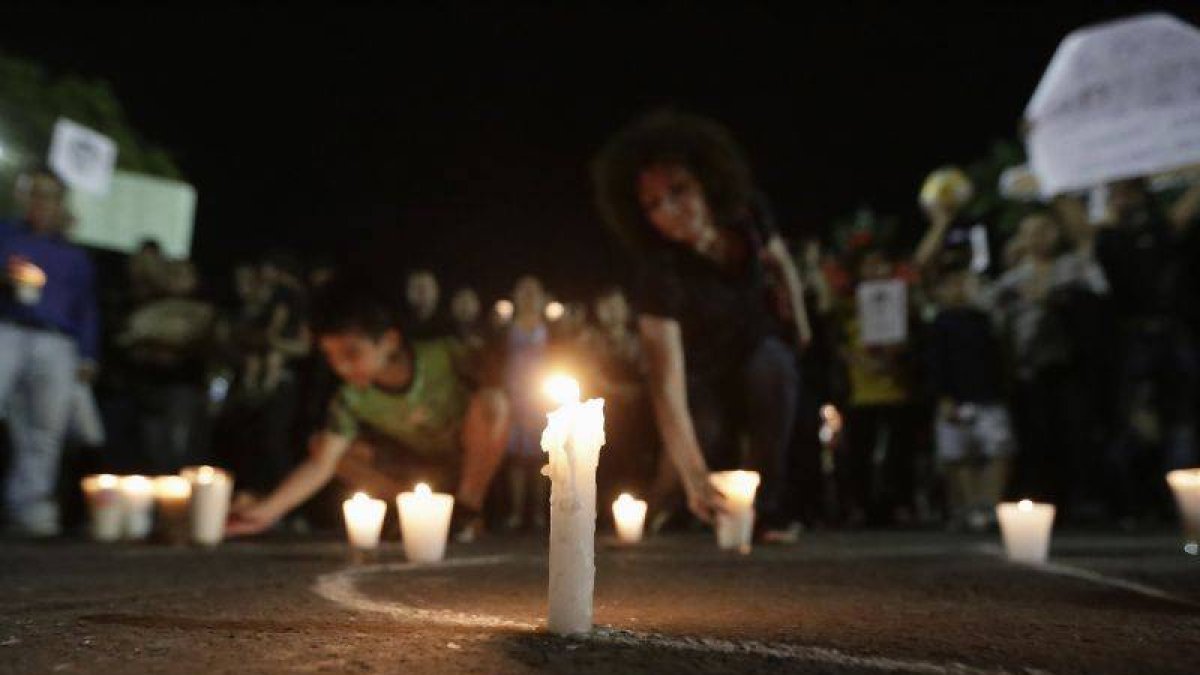 Los mexicanos colocan velas para homenajear a los estudiantes asesinados.-Foto: REUTERS