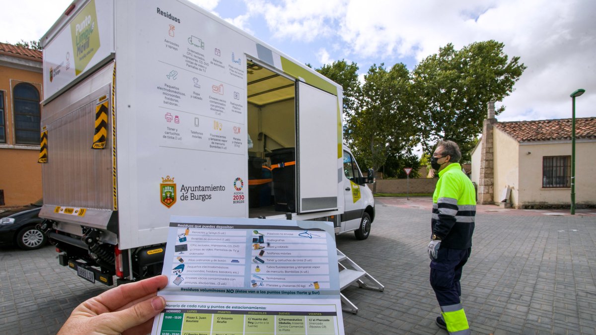 El punto limpio móvil recorre los barrios de la ciudad de lunes a viernes. TOMÁS ALONSO