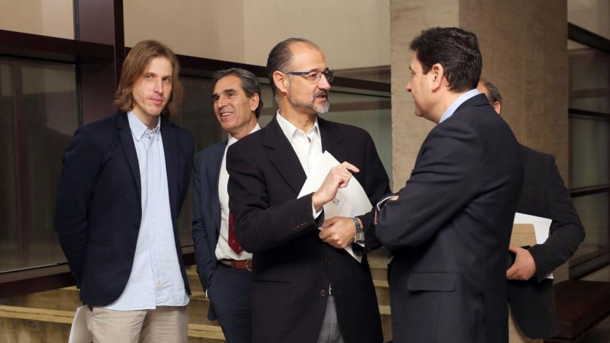 Reunión de la Junta de Portavoces de las Cortes. De izquierda a derecha, Pablo Fernández, Juan José Sanz, Luis Fuentes y Carlos Fernández Carriedo-ICAL