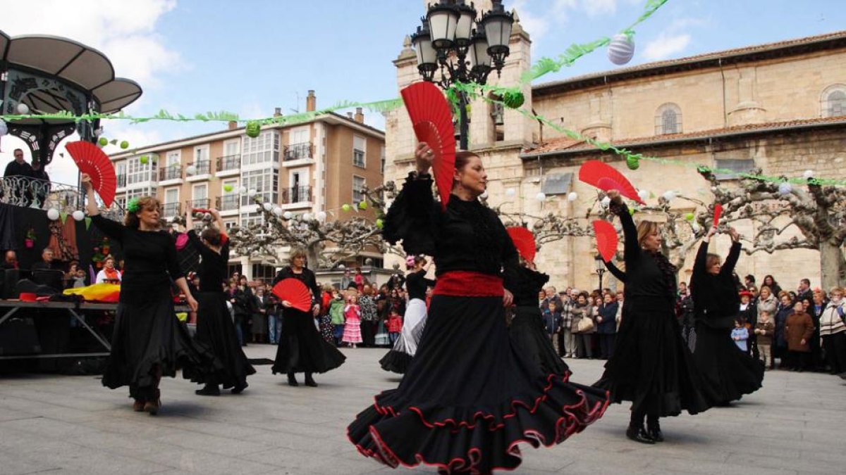 La Plaza Mayor acogió una amplia variedad de bailes andaluces.-G.G.