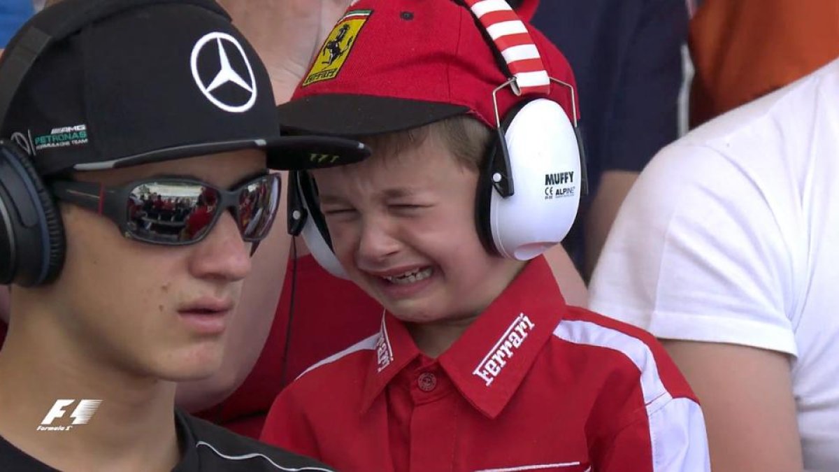 Val, el niño belga que lloró con el abandono de Raikkonen.-