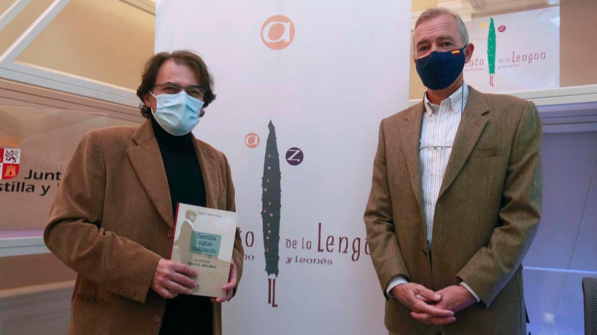 El escritor Jorge Urdiales, experto en la obra de Delibes (derecha), junto al profesor de la UBU, Pedro Ojeda, en el Palacio de la Isla. RAÚL G. OCHOA