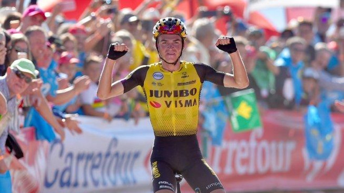 Sepp Kuss celebra su victoria en El Acebo.-AFP