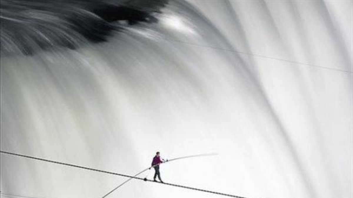Nik Wallenda, en su 'travesía' sobre las cataratas del Niágara, en el 2012..-Foto: DISCOVERY MAX