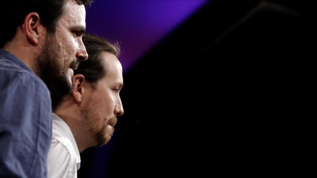 Alberto Garzón y Pablo Iglesias, tras su comparecencia en la noche electoral del 26-J.-JOSE LUIS ROCA