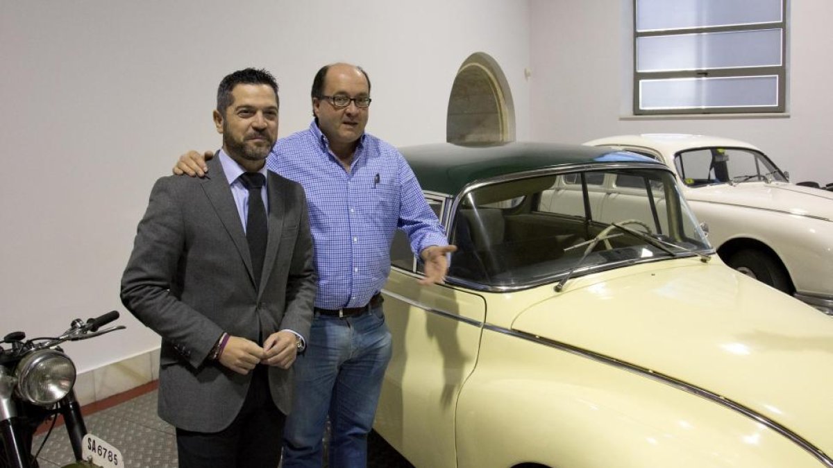 El concejal de Cultura y Turismo del Ayuntamiento de Salamanca, Julio López, presenta la 'I Concentración nacional solidaria de vehículos del pasado' a favor de Proyecto Hombre. En la imagen junto a Manuel Muiños, presidente de Proyecto Hombre de Salamanc-Ical