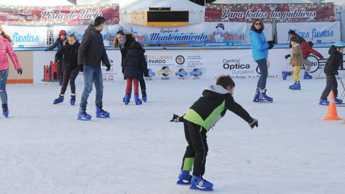 Varias personas disfrutan de la pista de hielo en su último día de apertura.-ISRAEL L. MURILLO