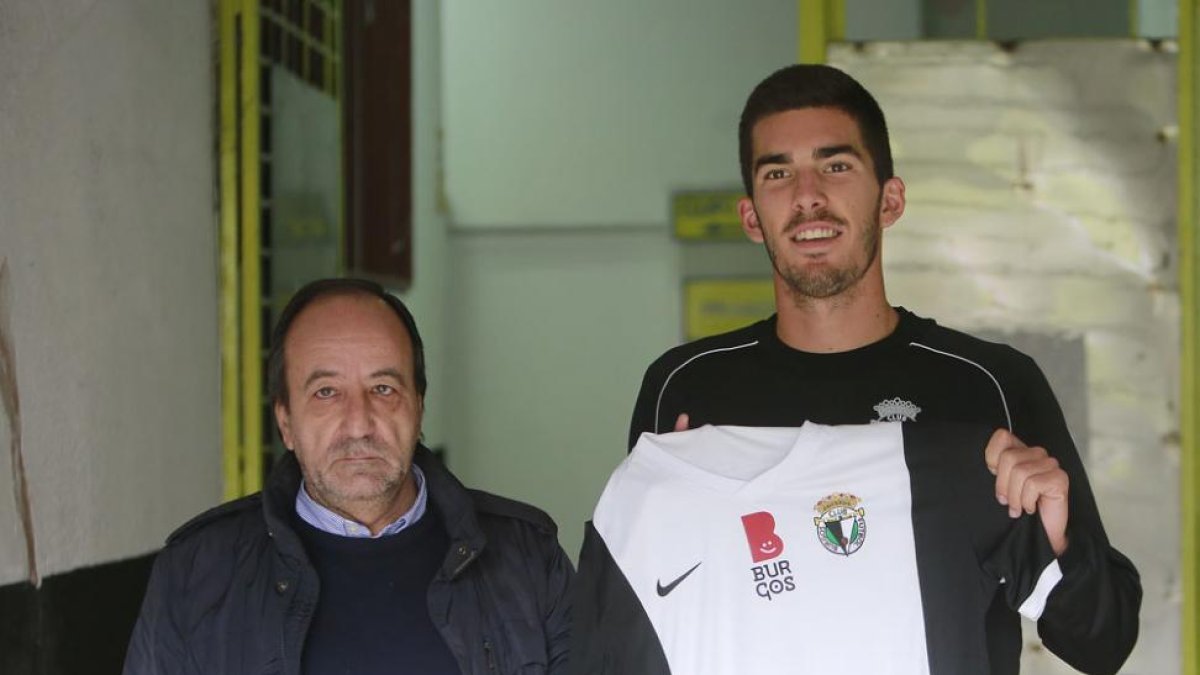 Carlos Gutiérrez (izda) posa con la camiseta del Burgos CF junto a Miguel Ángel González.-RAÚL G. OCHOA