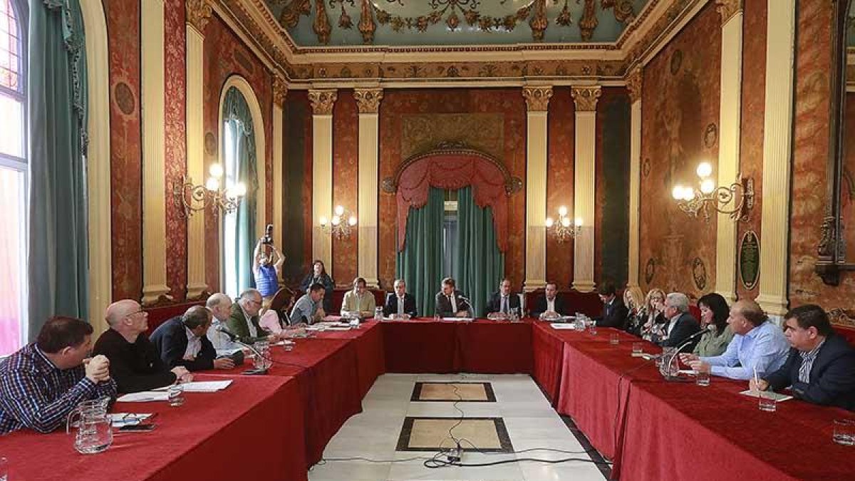 Representantes políticos, de instituciones y colectivos sociales, ayer, en el Salón Rojo.-RAÚL G. OCHOA