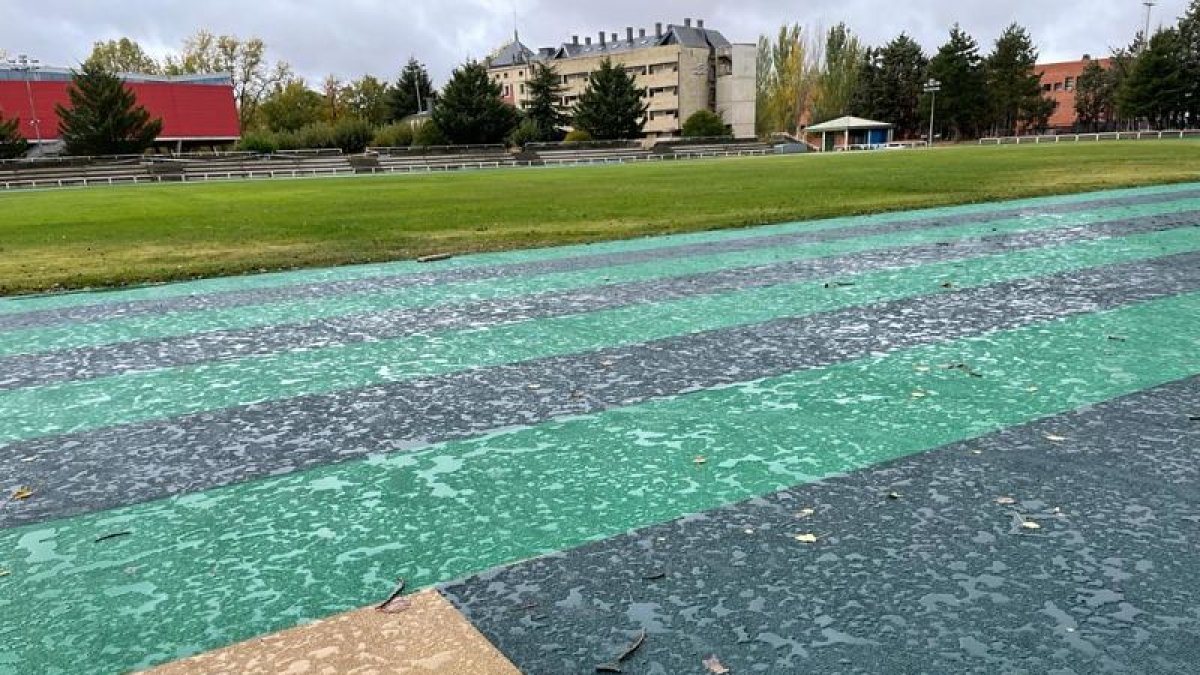 El nuevo tartán de la pista de atletismo no drena el agua de lluvia. ECB