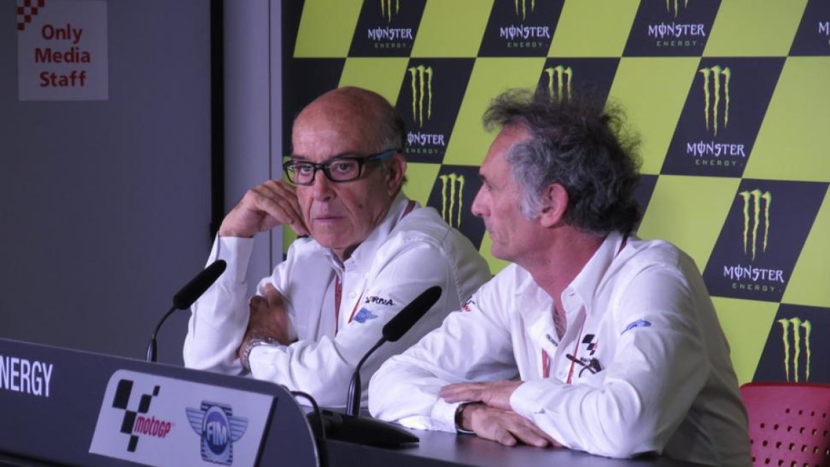 Carmelo Ezpeleta, representante de Dorna, y Franco Uncini, representante de la FIM, en la conferencia de prensa en Montmeló.-EMILIO PÉREZ DE ROZAS