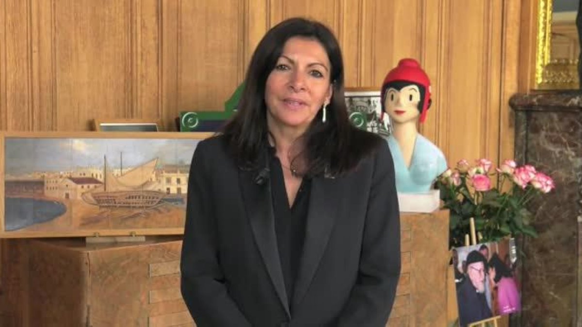 Vídeo de la alcaldesa de París, Anne Hidalgo, apoyando a Pedro Sánchez.-