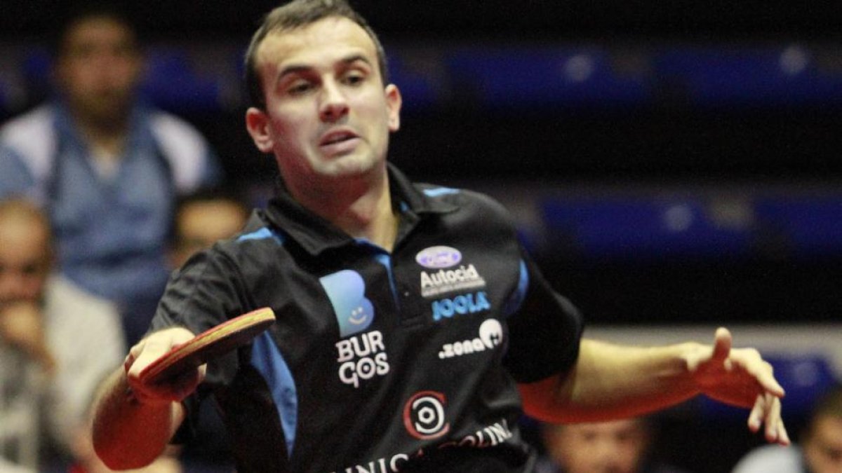 Denis Conic devuelve una pelota durante un partido.-BURGOS TM