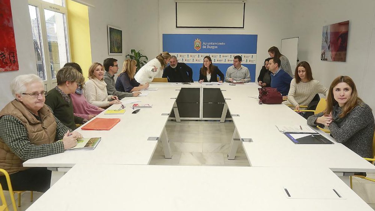 Administraciones y asociaciones del tercer sector celebraron ayer una nueva reunión de la Plataforma de Coordinación en Materia de Refugiados.-RAÚL G. OCHOA