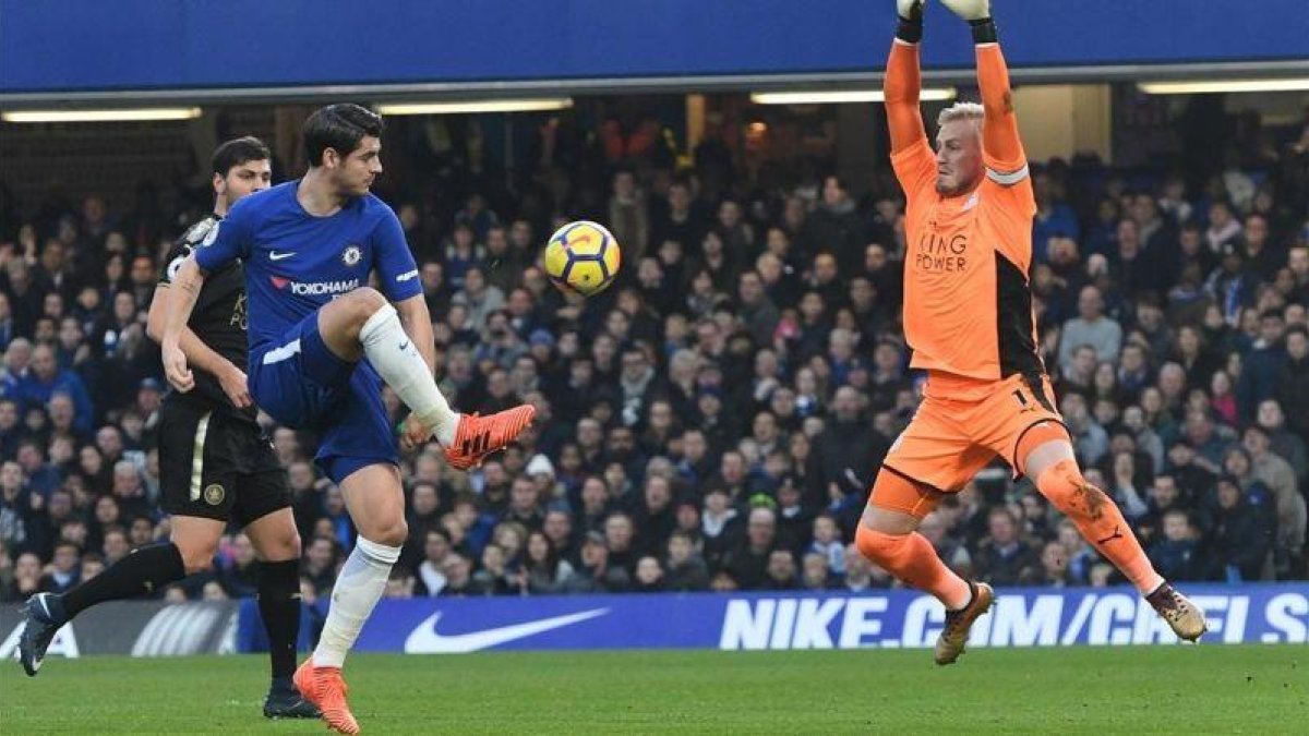 Morata trata de superar la salida de Schmeichel.-EFE / FACUNDO ARRIZABALAGA