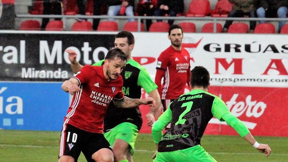 Borja Sánchez se va de dos rivales durante un partido de la pasada temporada con la camiseta del Mirandés.-ALFONSO G. MARDONES
