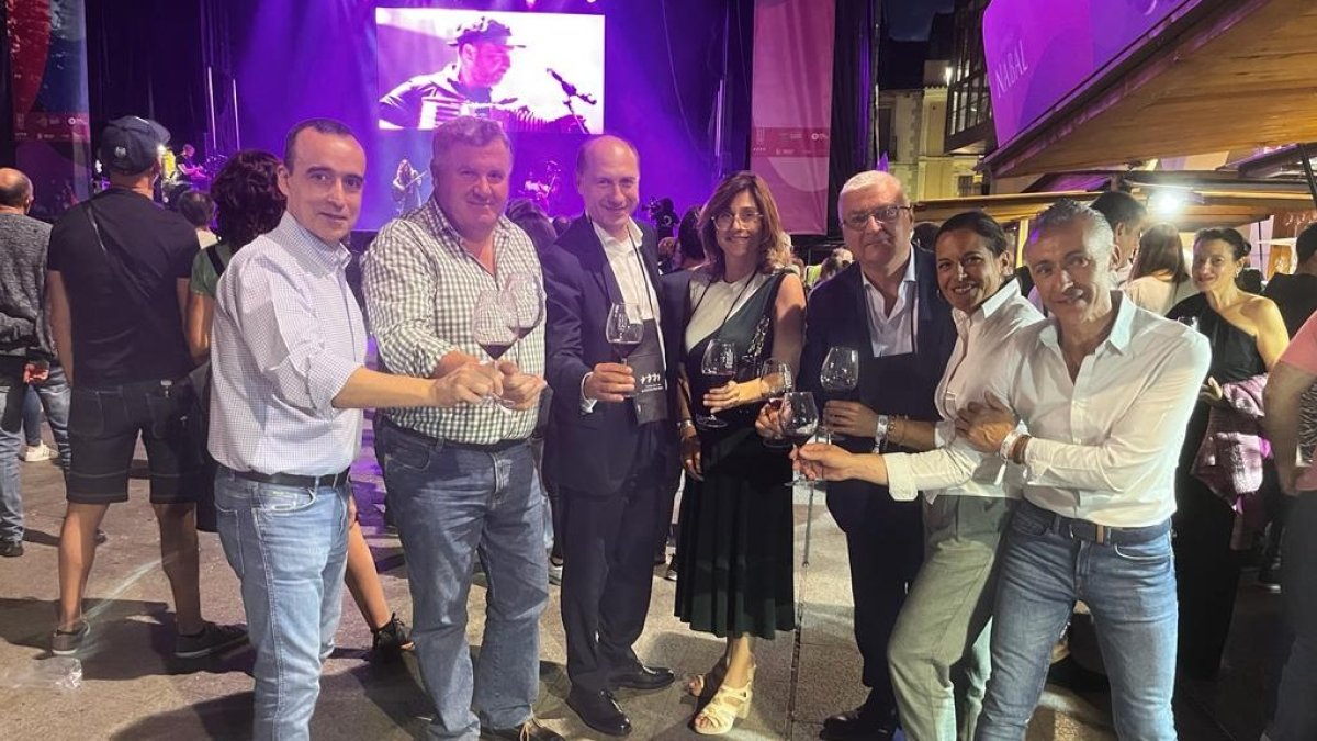 La Ribera del Duero está de fiesta. Copa de vino en mano y con un tiempo que parece que deja las lluvias de lado, la Denominación de Origen comienza a celebrar en Aranda de Duero su V Gran Fiesta de la Vendimia. FOTOS: © ECB / L. VELÁZQUEZ