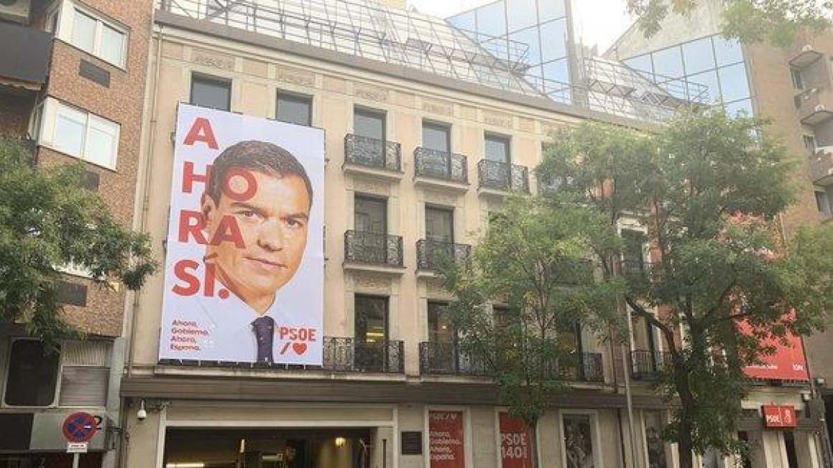 Fachada de la sede del PSOE, en la calle Ferraz de Madrid, con el nuevo lema para las elecciones generales de 2019.-