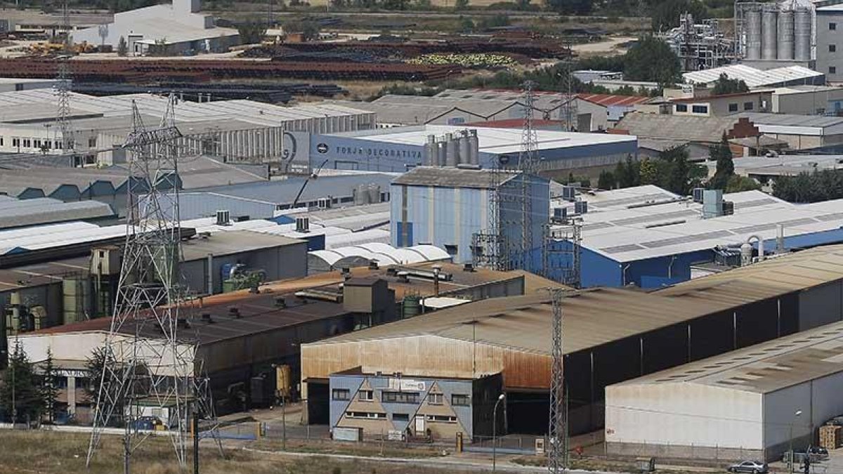 Hoy la luz alcanzará un precio de 61,42 euros el megavatio, un 33% menos que los 91,8 que alcanzó el miércoles.-RAÚL G. OCHOA