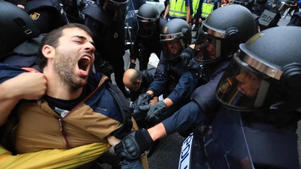 Agentes de la policía, ante la escuela Ramon Llull, el 1 de octubre.-FERRAN NADEU