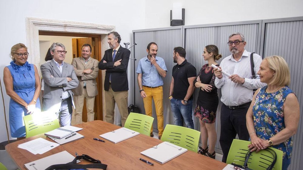 Un momento de la reunión celebrada ayer en la Facultad de Derecho.-SANTI OTERO
