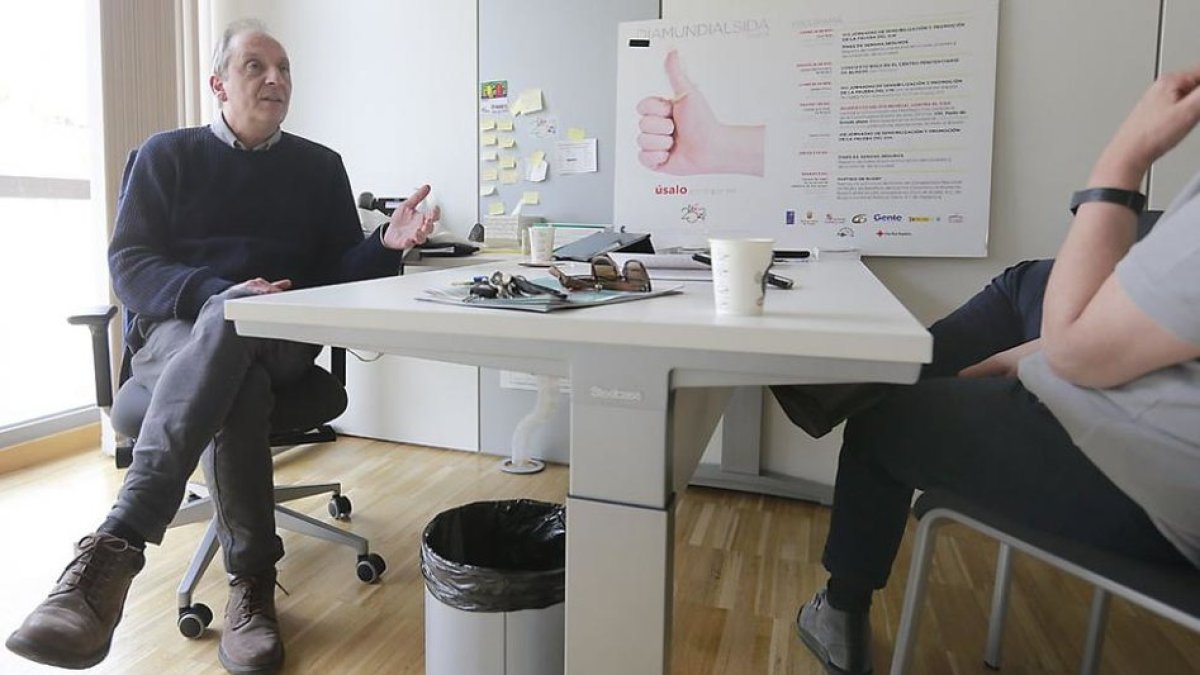 José Antonio Noguera conversa con una paciente participante del programa PARES. ECB
