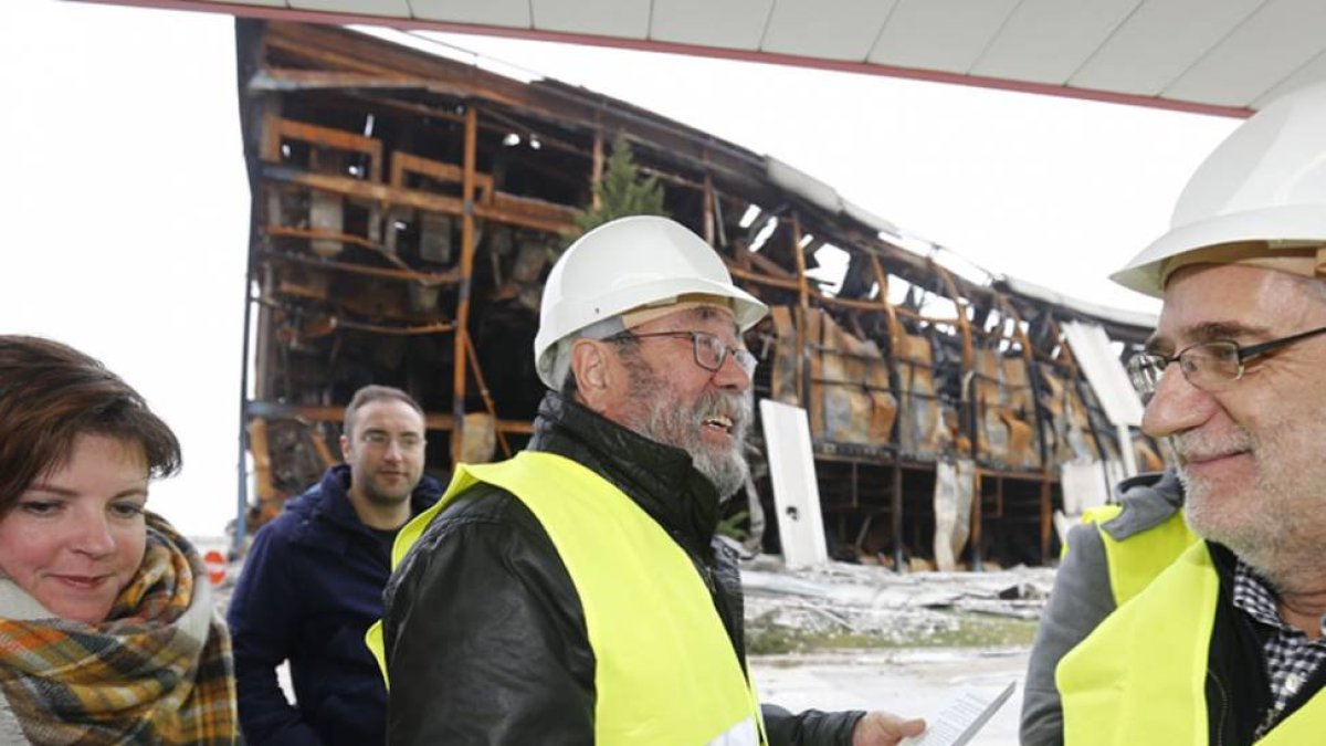 Cándido Méndez visitó ayer los restos de la planta de Campofrío.-RAÚL G. OCHOA