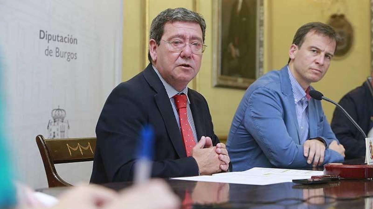 César Rico y Borja Suárez durante la presentación del Día de la Provincia que se celebra mañana en Salas.-RAÚL G. OCHOA
