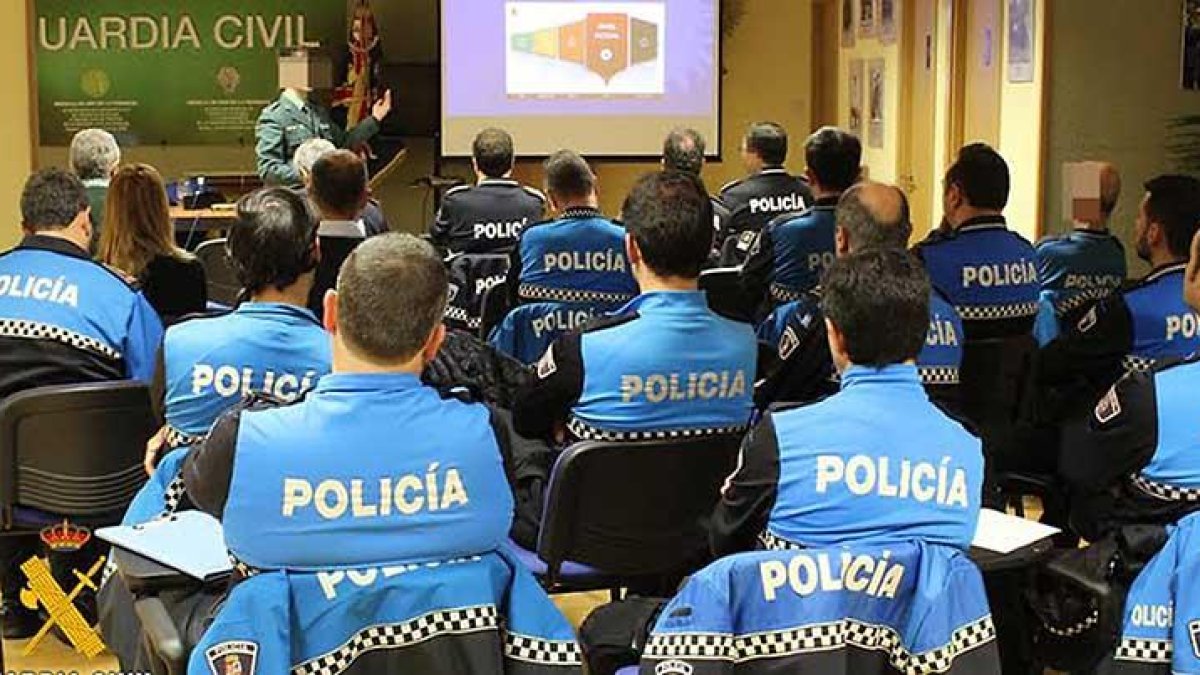 Agentes de la Policía Local de Aranda de Duero en una reunión.-L. V.