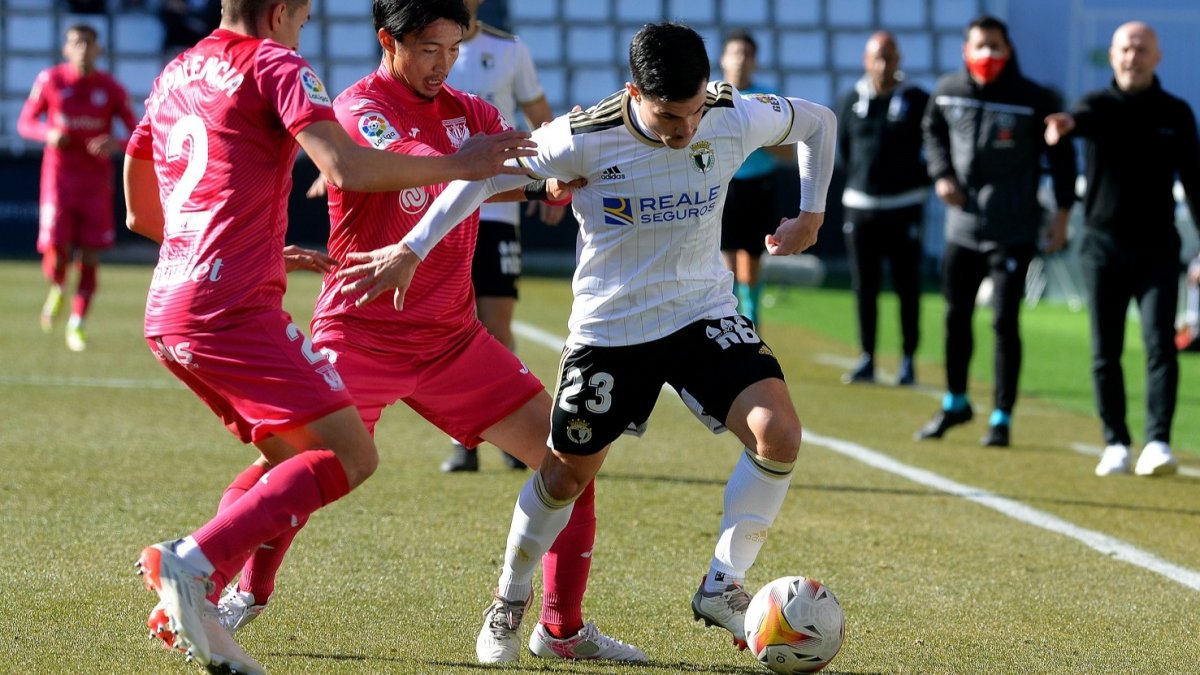 José Matos controla el balón. SANTI OTERO
