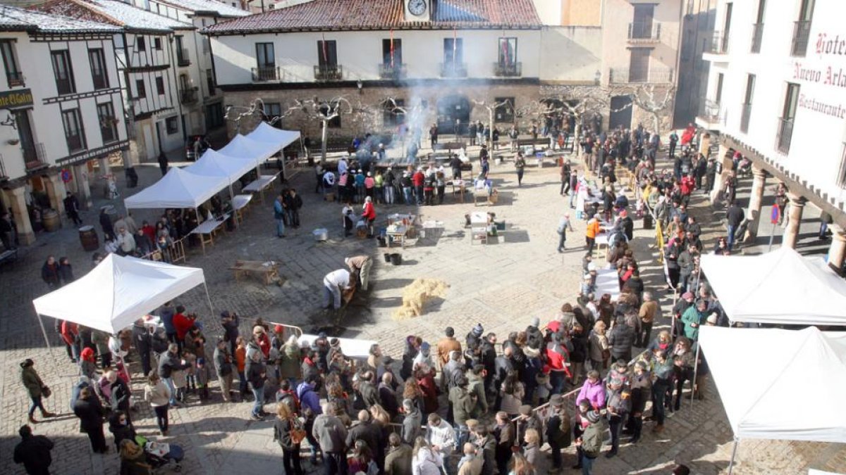 En la organización participa todo el pueblo de la villa rachela y cada año reparten más de un millar de raciones.-M. A.