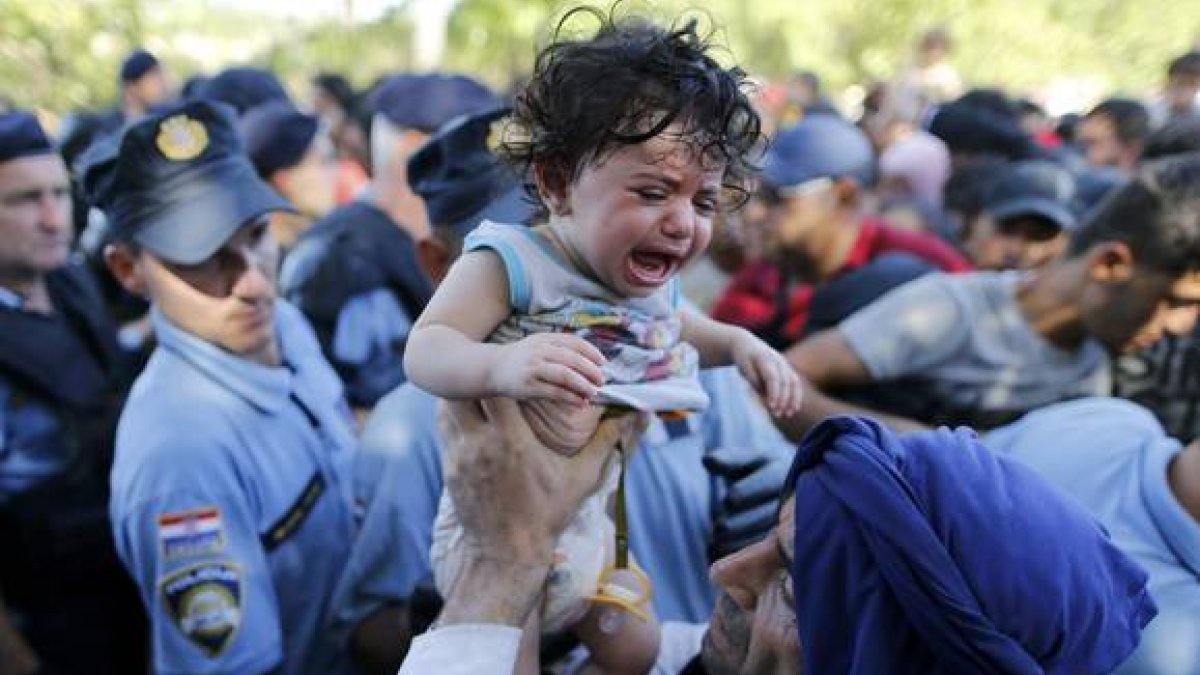 Refugiados en la frontera de Croacia con Serbia.-REUTERS / ANTONIO BRONIC