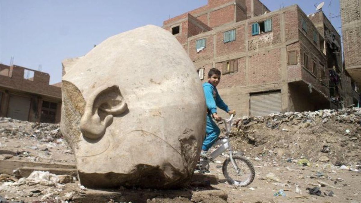 Una de las estatuas localizadas en El Cairo.-AP Photo Amr Nabil