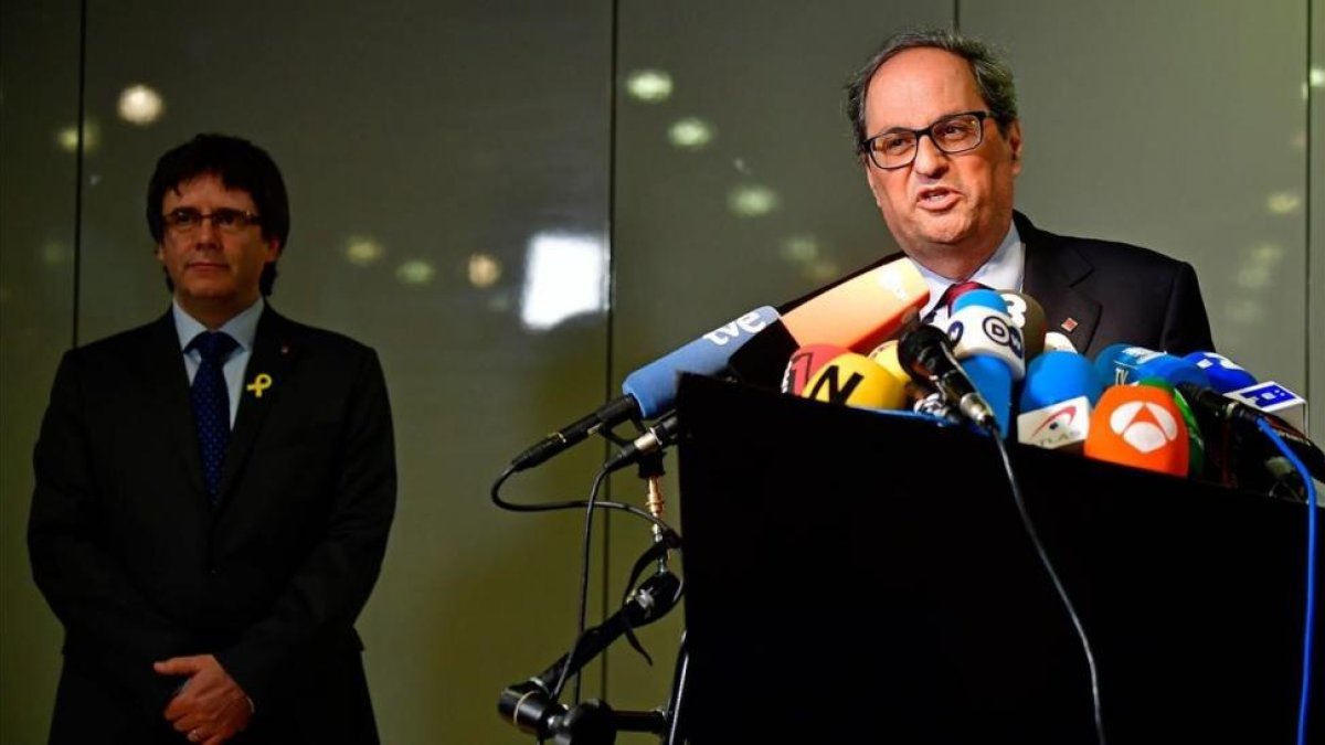 Quim Torra, en primer plano, y Carles Puigdemont detrás, en la rueda de prensa de este martes en Berlín.-/ TOBIAS SCHWARZ (AFP) / ATLAS VÍDEO