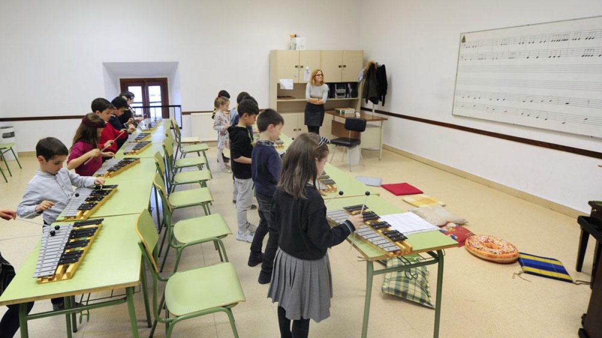 Un grupo de niños en una clase de la Escuela Municipal de Música.-ISRAEL L. MURILLO