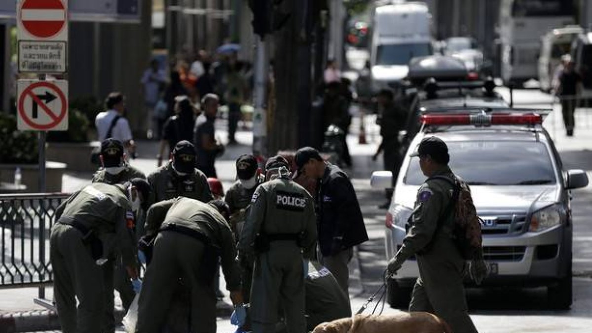 Agentes de la policía científica de Tailandia examinan la zona en busca de pruebas.-Foto: EFE / RITCHIE B. TONGO