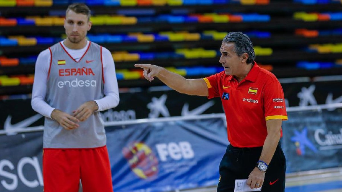 Javi Vega y el seleccionador Sergio Scariolo-LOF / FEB