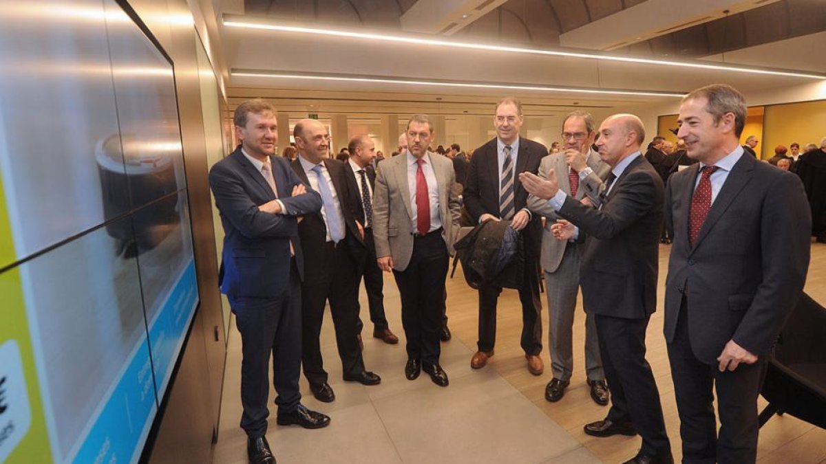 Representantes de Caixabank y autoridades, durante la inauguración de la nueva oficina.-ISRAEL L. MURILLO