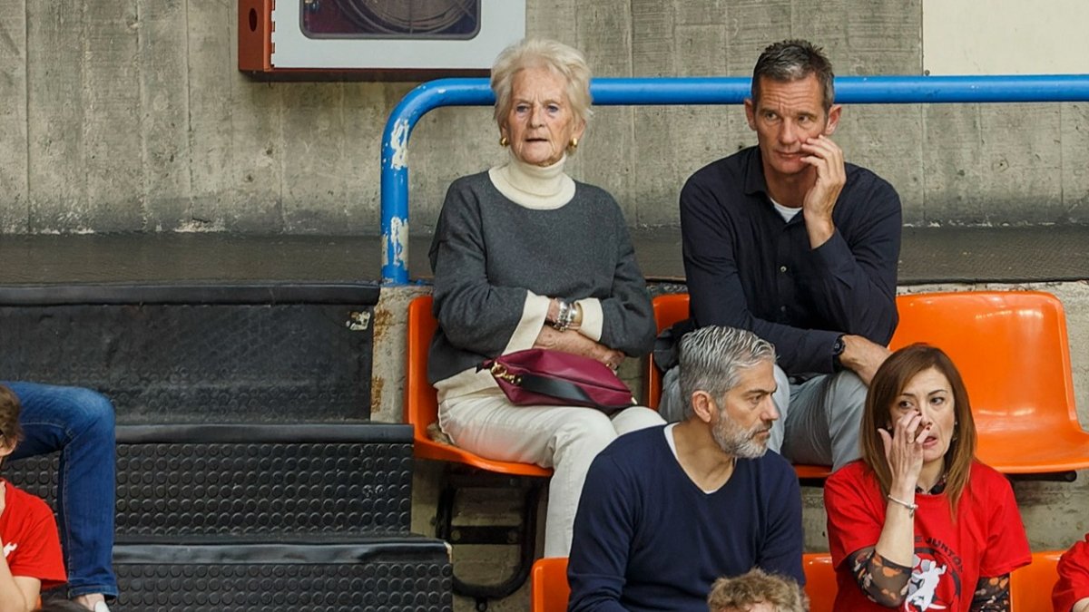 Iñaki Urdangarin, en la grada de El Plantío junto a su madre, Claire Liebaert. SANTI OTERO