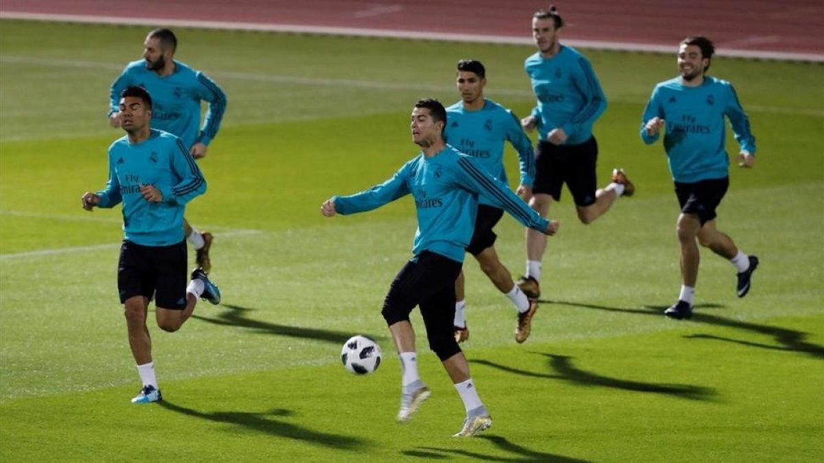 Jugadores del Madrid, durante el entrenamiento de este viernes.-REUTERS / AMR ABDALLAH DALSH