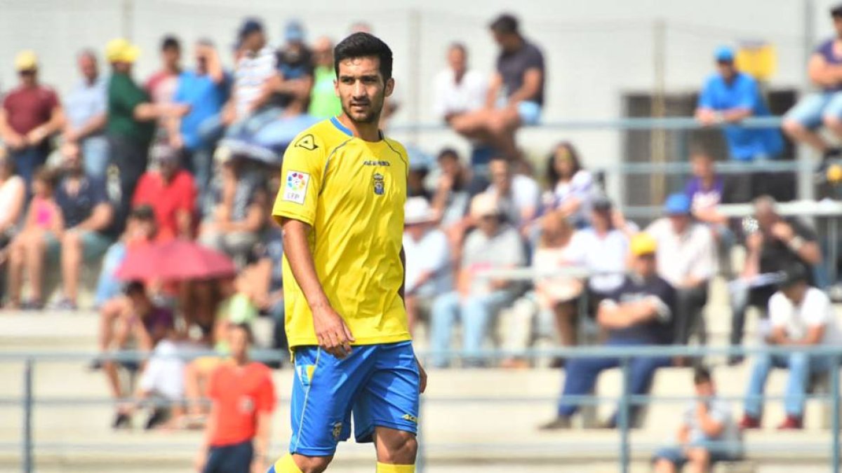 Pepe Delgado observa el juego durante un partido.-UDLASPALMAS.NET